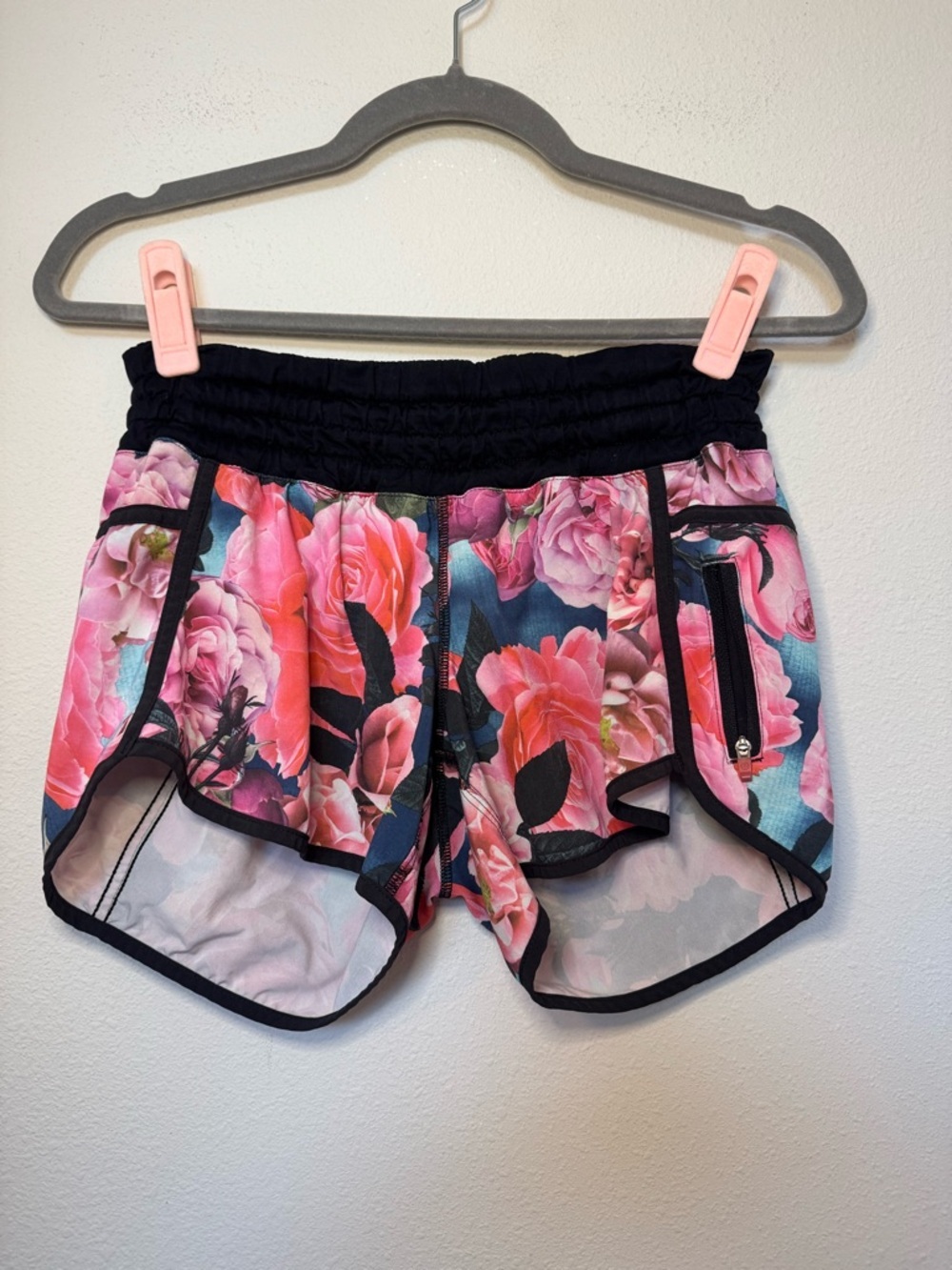 Lululemon Tracker Short in the Secret Garden/Black print